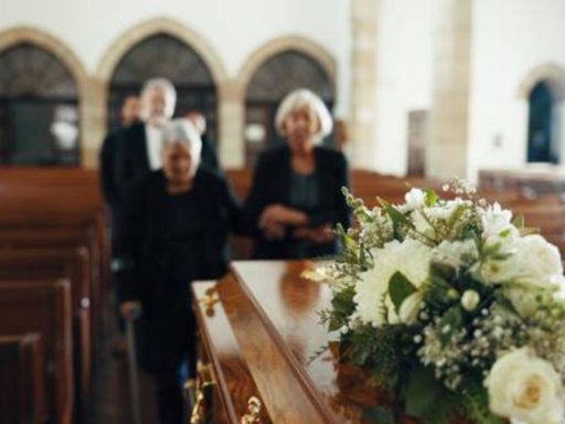 Hombre finge su propia muerte y aparece en su funeral para medir el afecto de su comunidad