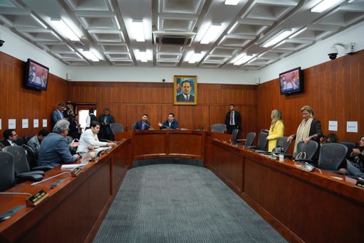 Futuro de la reforma a la salud sigue en vilo en el Senado por dudas fiscales