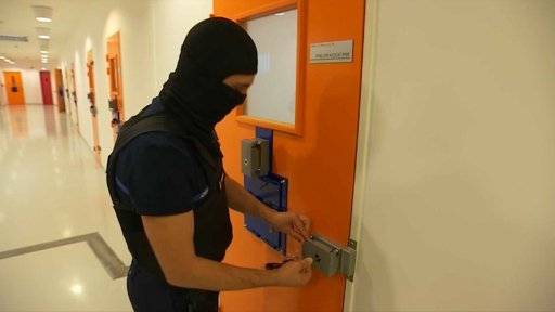 Sécurité pénitentiaire : des cagoules pour protéger les surveillants face aux narcotrafiquants