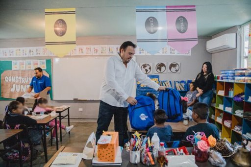Alcalde de Camargo entrega útiles escolares y mochilas en comunidad rural