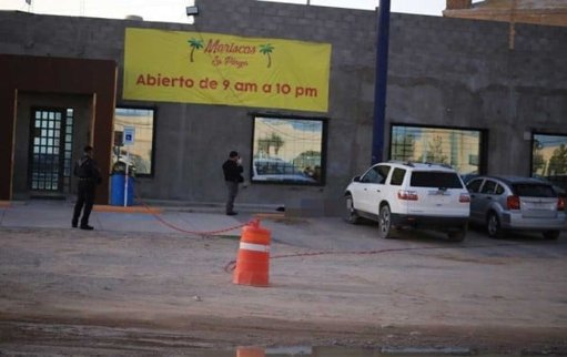 Ejecutan a hombre con antecedentes penales afuera de restaurante en Juárez