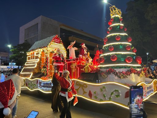 Desfile "Un Regalo de Paz" une a miles de familias en Culiacán