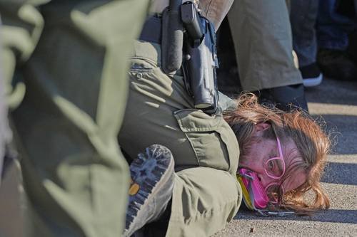 Protestas y reveses legales marcan la ofensiva antiinmigrante de Trump