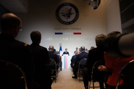 Macron définit l'espace comme un "champ de bataille" et augmente le budget militaire