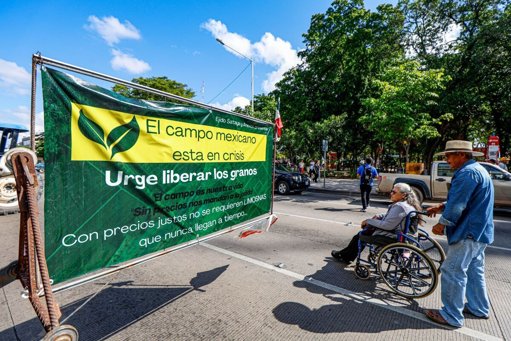 Productores agrícolas paralizan carreteras en México; exigen precios justos para el maíz