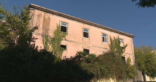 Imigrantes Enfrentam Condições de Habitação Deploráveis em Edifícios Abandonados