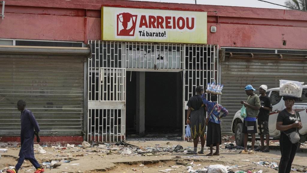 Protestos Violentos em Angola Deixam Dezenas de Mortos e Mais de Mil Detidos