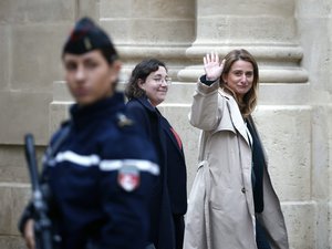 Macron face à l'urgence de nommer un nouveau Premier ministre