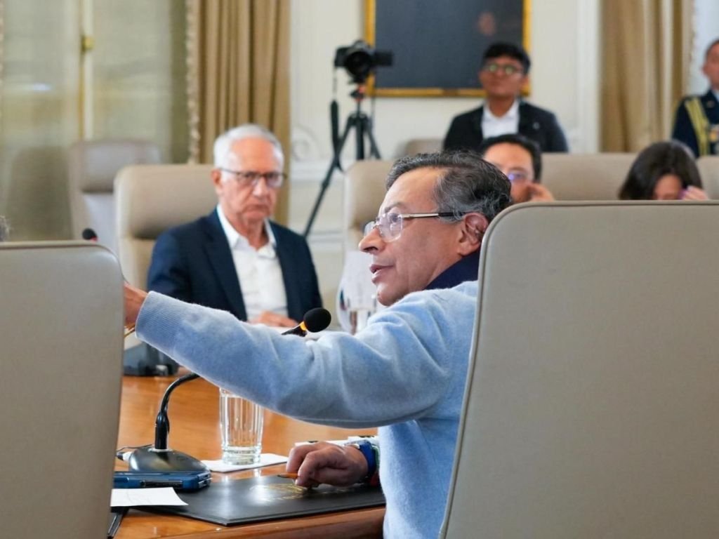 Gobierno Petro implementa por decreto nuevo modelo de salud y desata controversia política