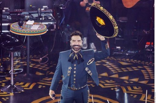 Alejandro Fernández rinde homenaje a su padre en conciertos masivos