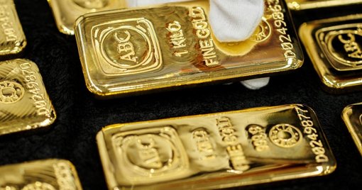 El oro muestra estabilidad mientras los operadores esperan datos económicos