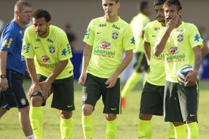 Exfutbolista brasileño Oscar, hospitalizado por anomalía cardíaca