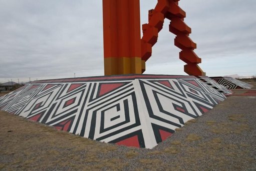 Embellecen la Puerta de Chihuahua con arte inspirado en Mata Ortiz