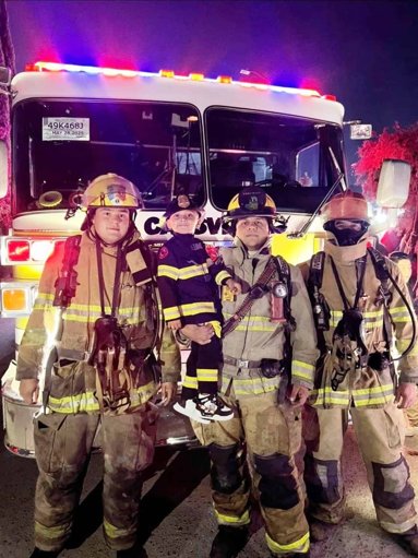 Bomberos de Ramos Arizpe celebran el cumpleaños de un niño de cinco años