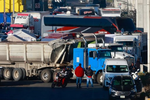 Transportistas y agricultores levantan bloqueos tras acuerdo con Gobernación