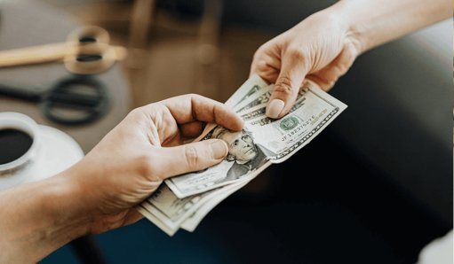 Dólar profundiza su caída y cierra por debajo de $3.700 a finales de diciembre