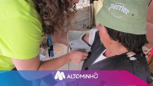 Estudantes de Medicina Levam Projeto 'Aldeia Feliz' a Idosos Isolados de Monção