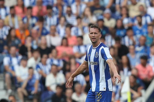Luuk de Jong regressa aos relvados pelo FC Porto após quase três meses de ausência
