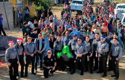 Policías y Regidoras Llevan Alegría Navideña a Niños Tarahumaras en Napawika