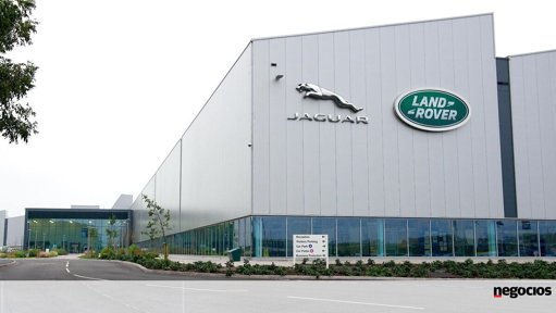 Ciberataque paralisa produção da Jaguar Land Rover e afeta fornecedores em Portugal