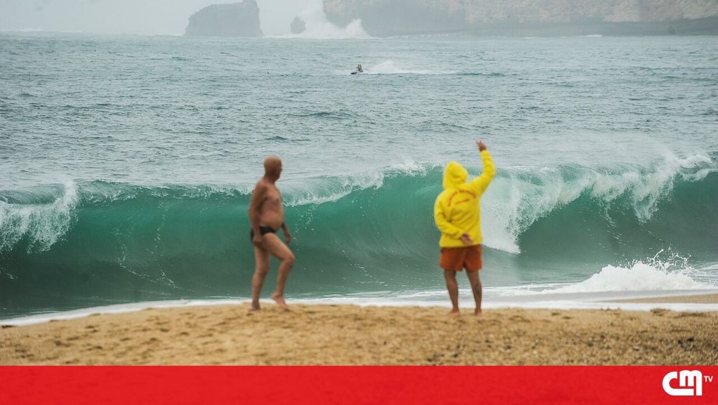 Praia da Nazaré Interditada a Banhos pela Segunda Vez no Mês Após Descarga Poluente