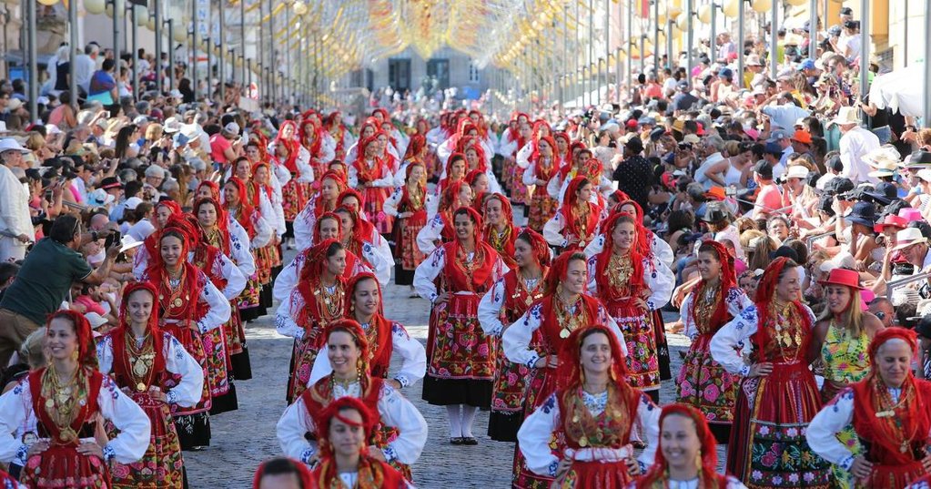 Desfile da Mordomia em Viana do Castelo reúne mais de mil mulheres para celebrar a tradição