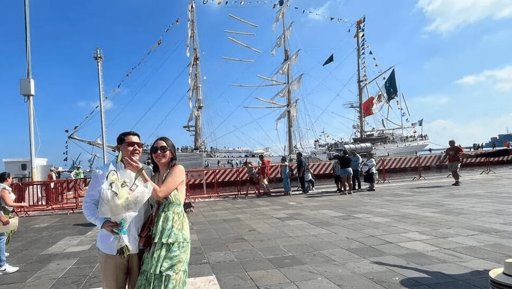 Pareja se compromete frente al buque escuela Cuauhtémoc en Veracruz