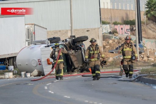 Volcadura de pipa de gas en la Vía Rápida Oriente causa cinco lesionados y cierre total de la vialidad