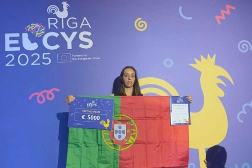 Jovem Cientista Portuguesa Premiada por Investigação sobre Energia Escura