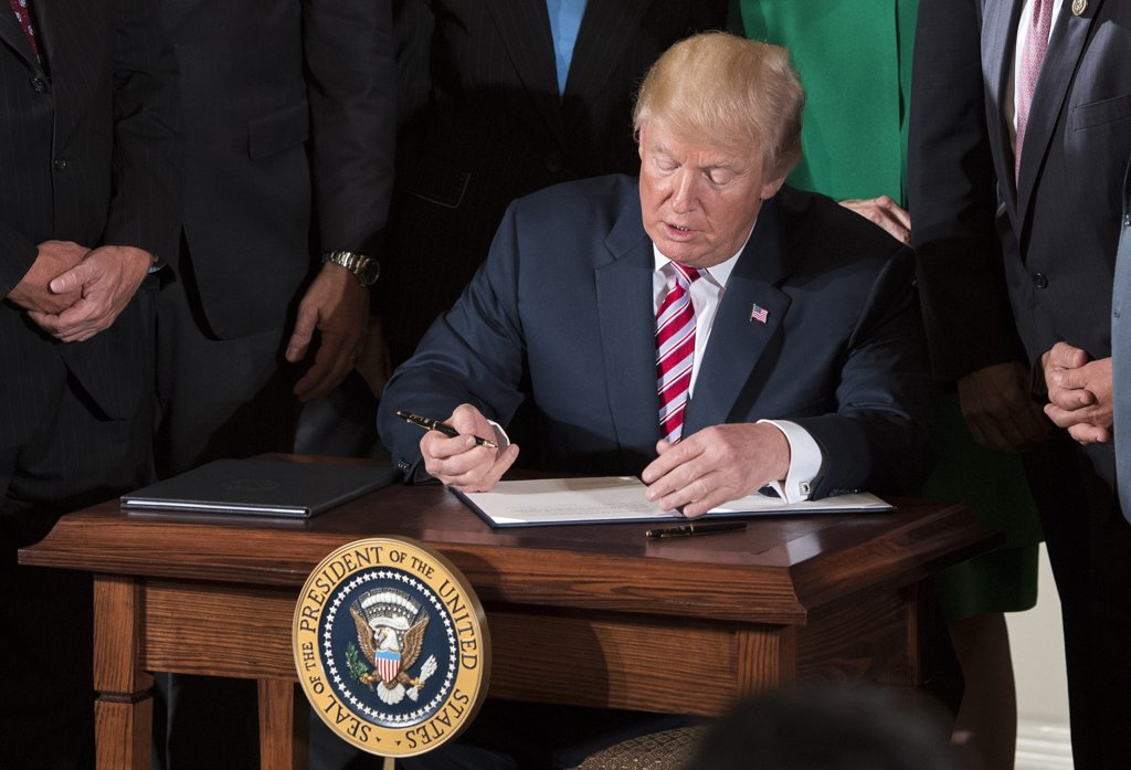 Pacote fiscal de Trump nos EUA prevê agravar défice em 2,9 biliões de euros