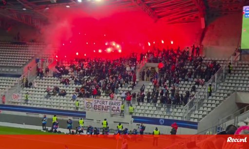 Adeptos do Benfica marcam presença em Paris com forte apoio e uso de pirotecnia