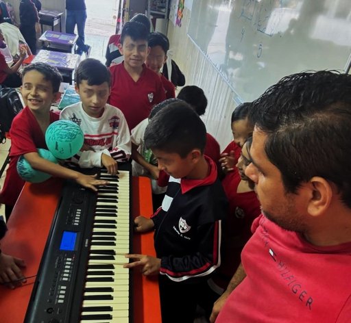 Músico de Irapuato compone canción para inspirar a estudiantes a volver a la escuela