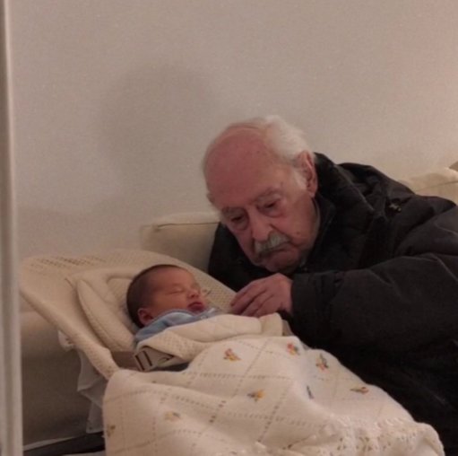 Ruy de Carvalho Emociona o País em Vídeo a Embalar o Bisneto