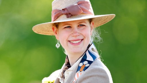 Lady Louise Windsor Surge em Público com Namorado