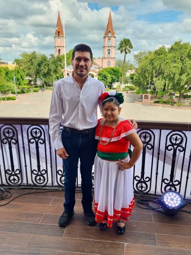 Niños visitan al alcalde de Matamoros y conocen el balcón del Grito de Independencia