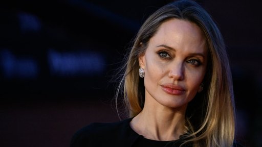 Angelina Jolie dévoile ses cicatrices de mastectomie pour la une de Time France