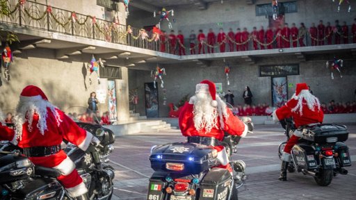Agentes de tránsito de Monterrey se convierten en ‘Santas motorizados’ para repartir alegría