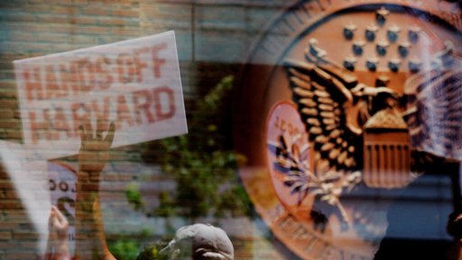 Jueza Federal Revoca Recortes de Fondos a la Universidad de Harvard