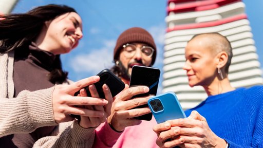 WhatsApp reforça funcionalidades de grupos e prepara controlos parentais