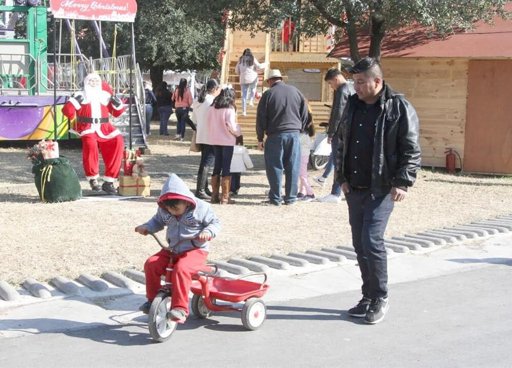 Familias Llenan Parques Públicos para Estrenar Regalos y Convivir en Navidad