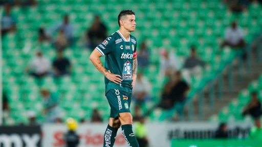 Tensión con el técnico Ignacio Ambriz tras sustitución en derrota ante Atlas