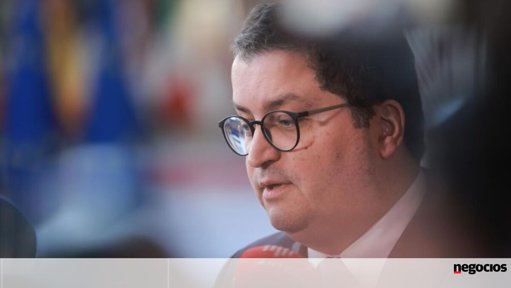 Governo projeta excedente orçamental e redução da dívida, mas persistem alertas sobre a despesa