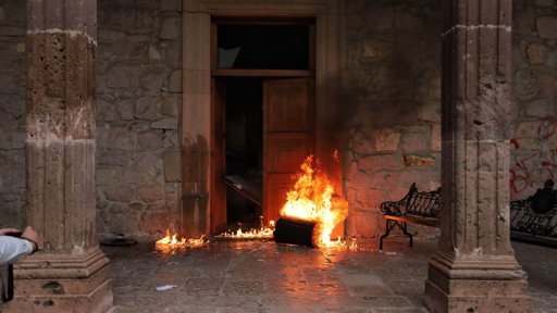 Protestas por asesinato de Carlos Manzo derivan en vandalismo y detenciones en Michoacán