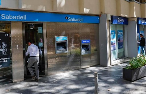 Incertidumbre en la OPA de BBVA por Sabadell ante posturas divididas de accionistas clave