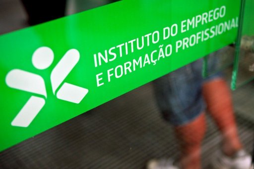 Governo Cria Apoio para Jovens Desempregados Acumularem Subsídio com Salário
