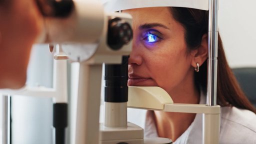 Implante ocular pioneiro restaura visão de leitura em doentes com degenerescência macular