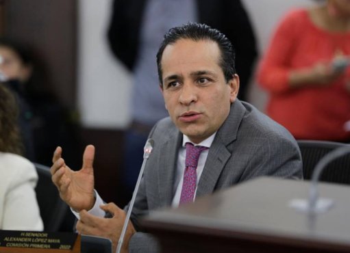 Corte Constitucional restituye curul en el Senado a Alexander López