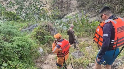 Muere bombero arrastrado por un río durante la búsqueda de una niña desaparecida en Cundinamarca