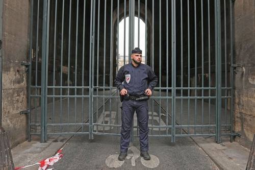 Robo en el Louvre: Un atraco de película que se vuelve viral por su parecido con la serie “Lupin”