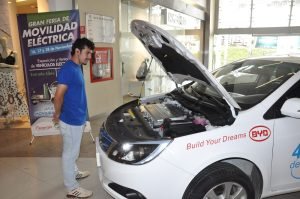 Ventas de vehículos nuevos crecen 29% en agosto, impulsadas por eléctricos e híbridos